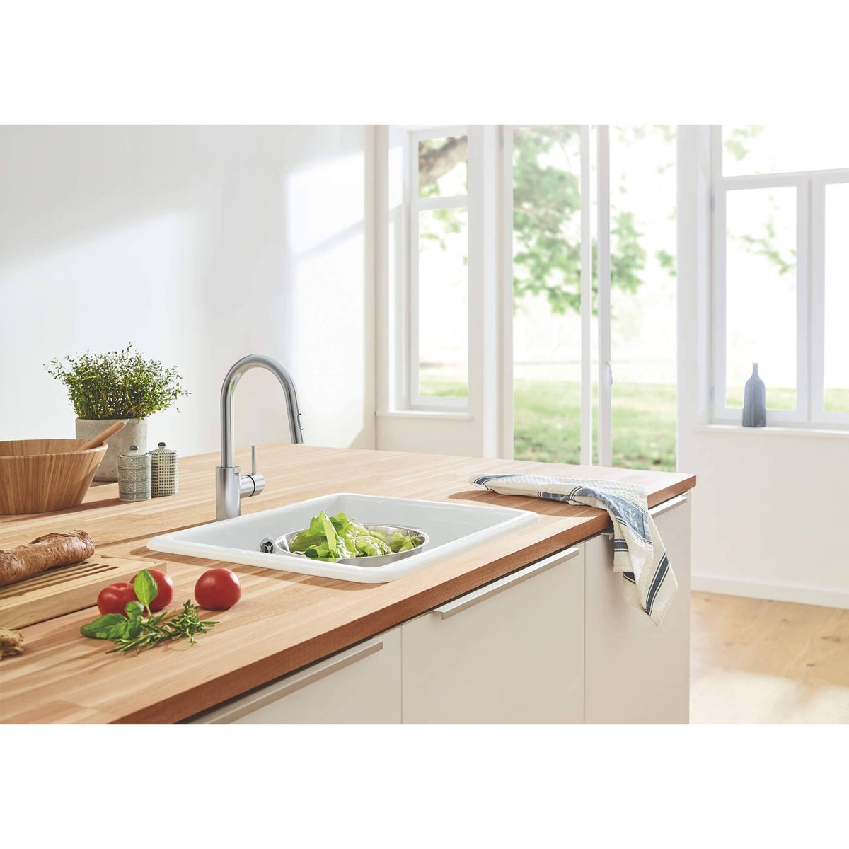 Single-Handle Kitchen Faucet in SuperSteel Q978794