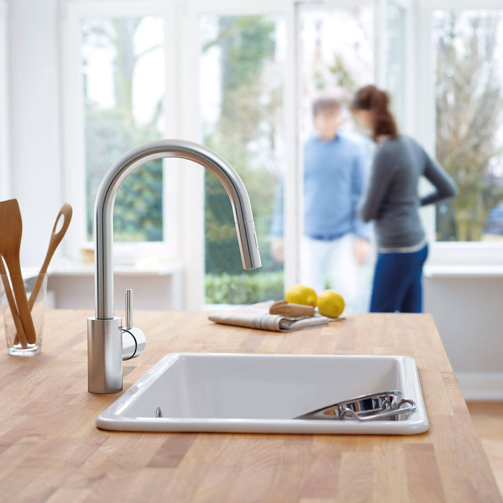 Single-Handle Kitchen Faucet in SuperSteel Q978794