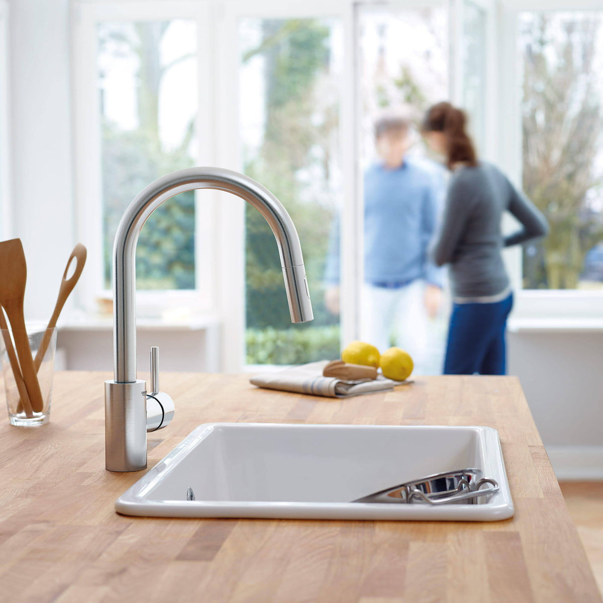 Single-Handle Kitchen Faucet in SuperSteel Q978794