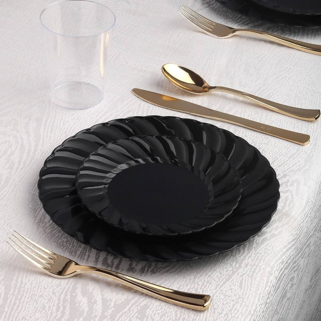 Ivory Round Disposable Plastic Buffet Plates U388509