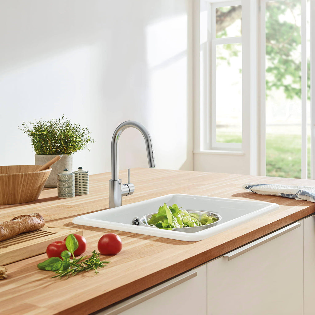 Single-Handle Kitchen Faucet in SuperSteel Q978794