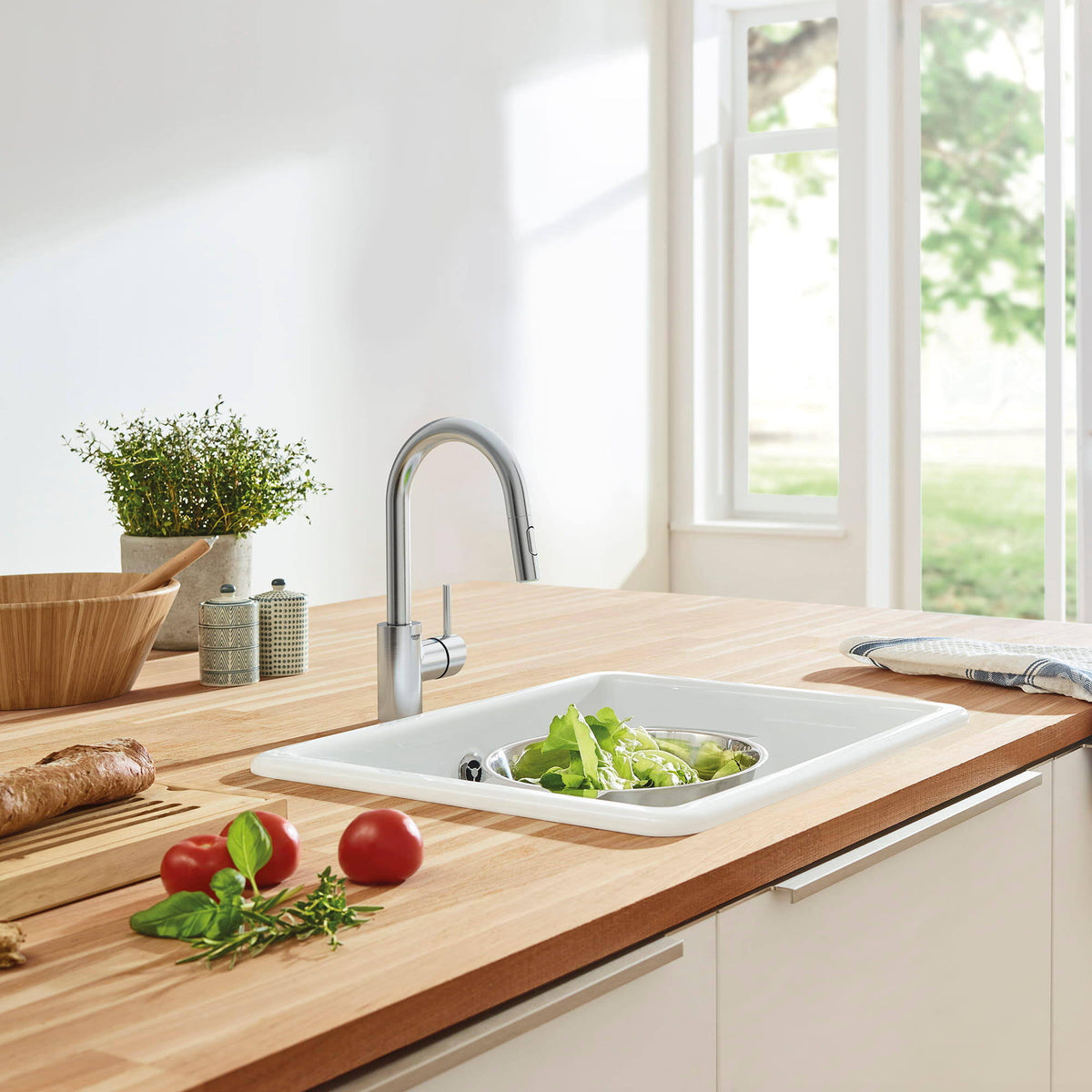 Single-Handle Kitchen Faucet in SuperSteel Q978794